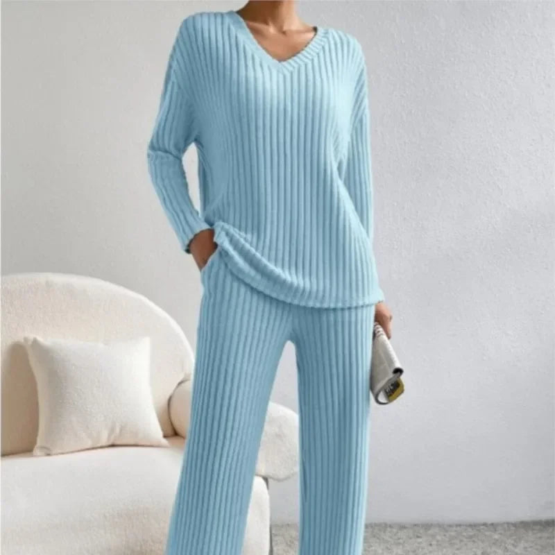Orletta | Comfortable lounge set with V-neck